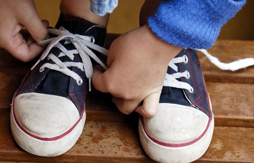 How to tie his shoes